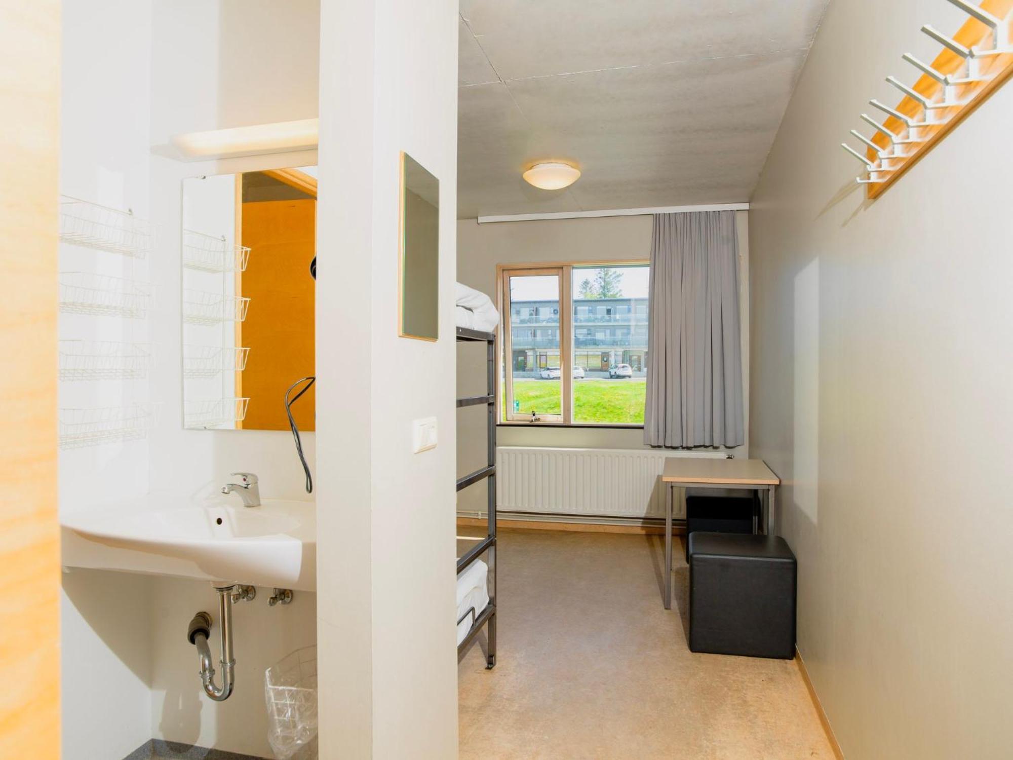 Single bed 4-Bed MIXED Dorm Private Bathroom
