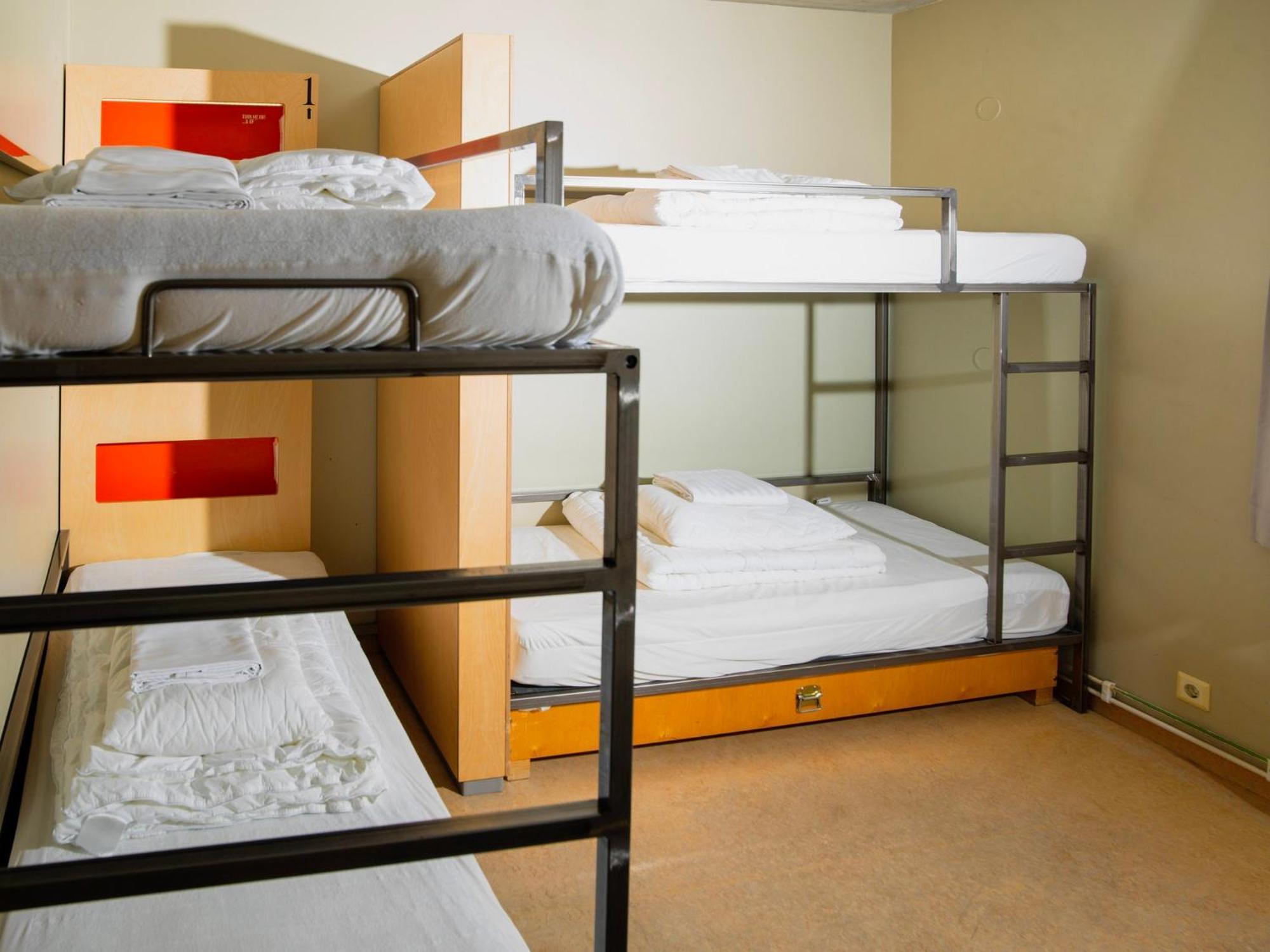 Single bed 4-Bed MIXED Dorm Private Bathroom