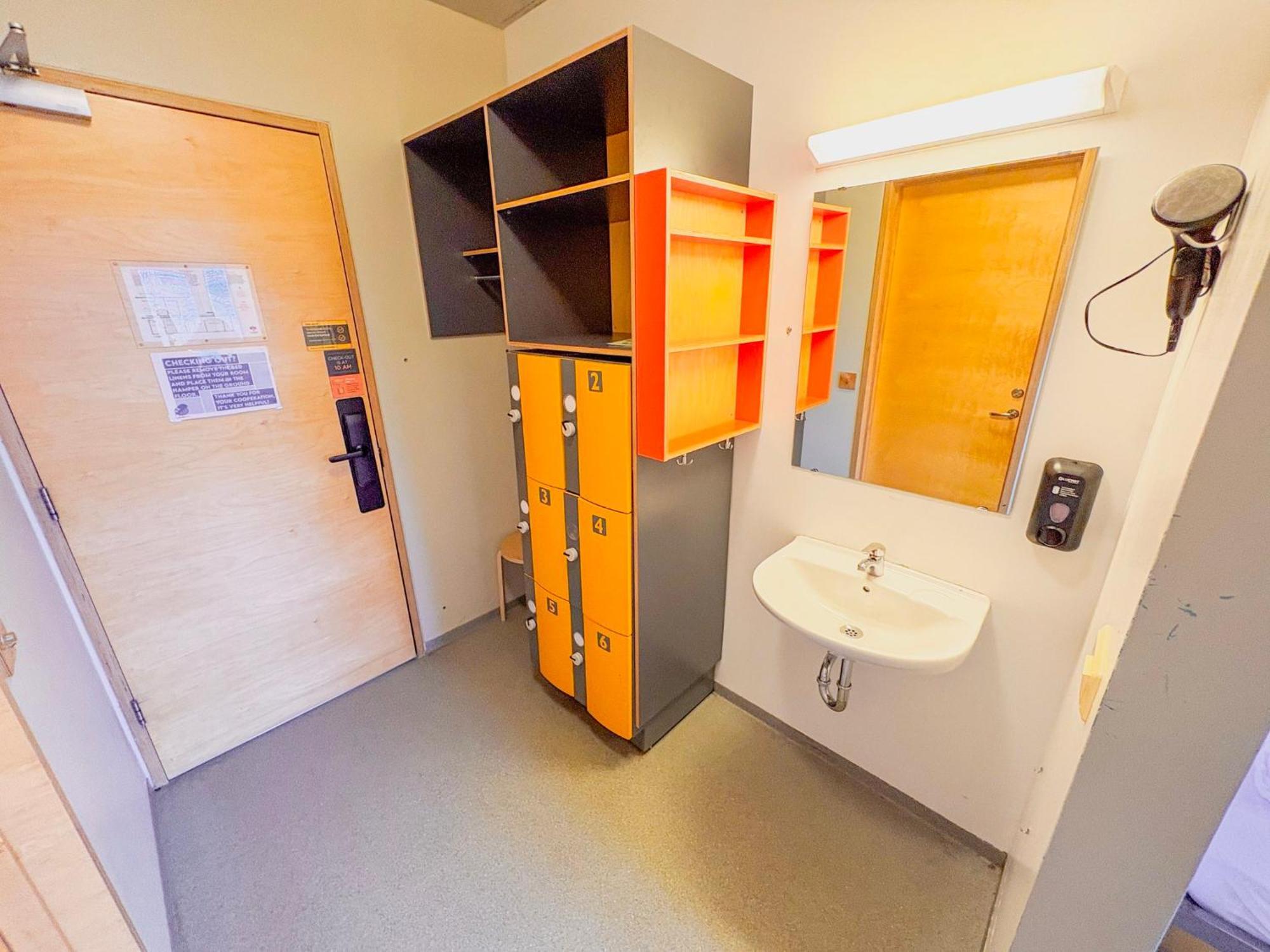 Single bed 4-Bed MIXED Dorm Private Bathroom