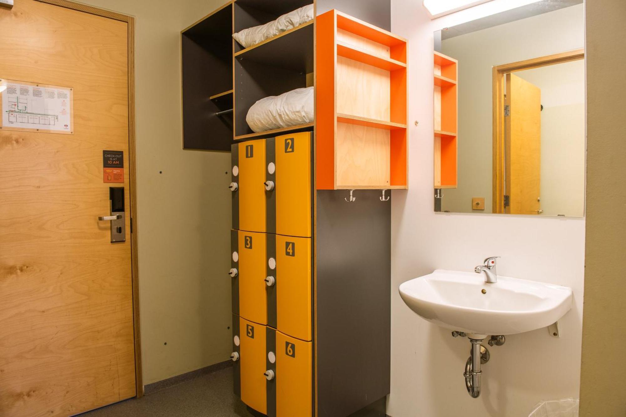 Single bed 4-Bed MIXED Dorm Private Bathroom