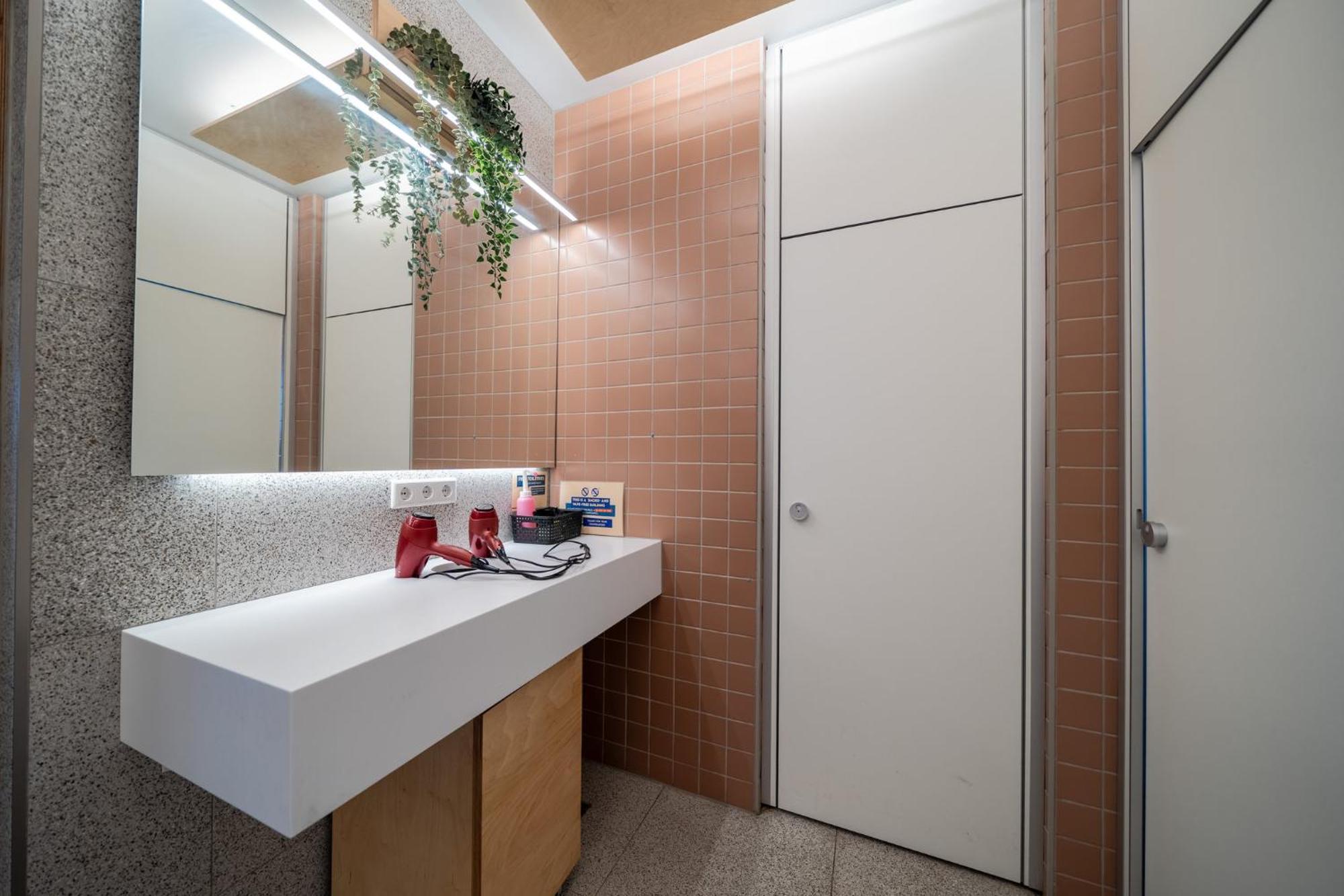 Single bed 6-Bed MIXED Dorm