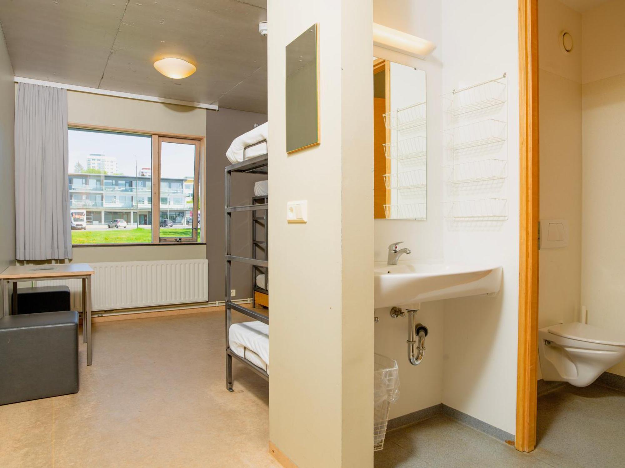 Single bed 4-Bed MIXED Dorm Private Bathroom